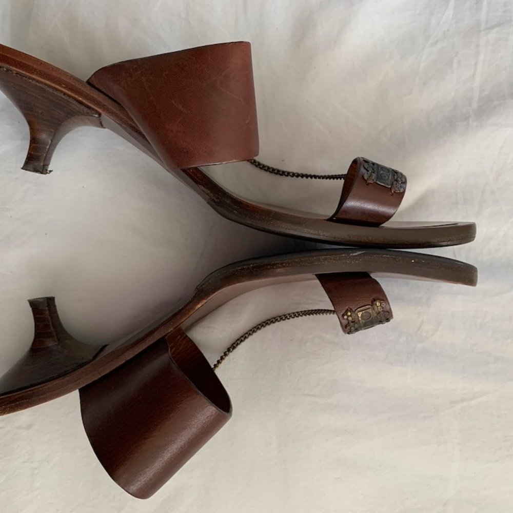 Kitten heel, toe-ring Boho leather sandal by Italian brand, Pane Tulipani.